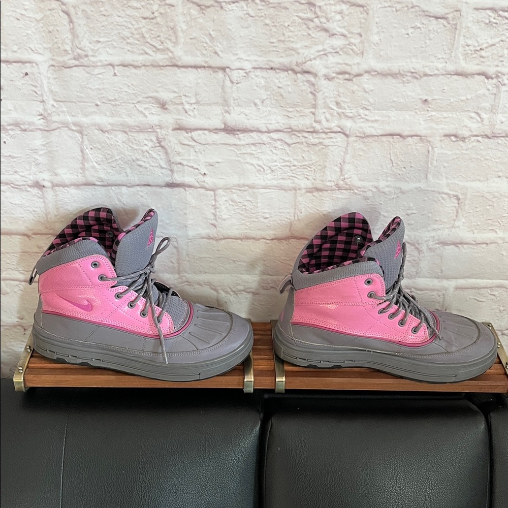 Nike Women's Gray and Pink Winter Boots